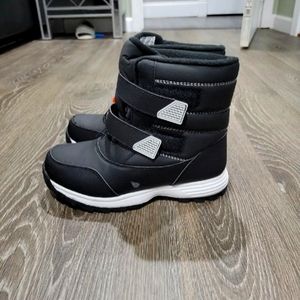 Boys snow boots size 4